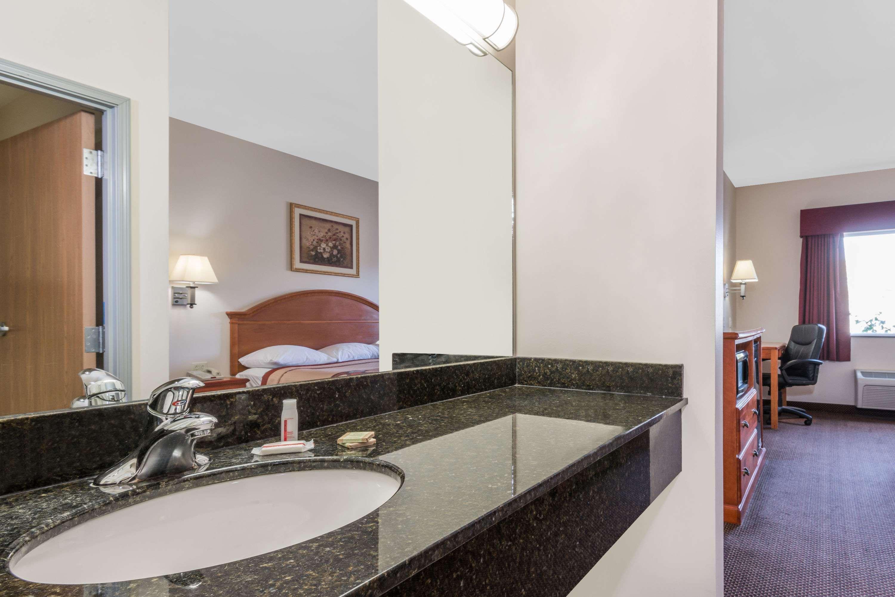 ซูเปอร์ 8 บาย วินด์แฮม ซาลินา Hotel ซาลีนา ภายนอก รูปภาพ